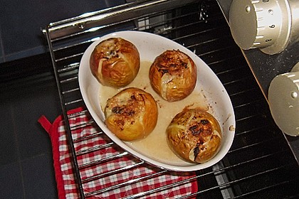 Marzipan-Bratäpfel mit Vanillinsoße 3