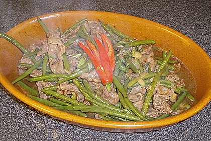 Rindfleisch, mit frischen Bohnen und Knoblauch