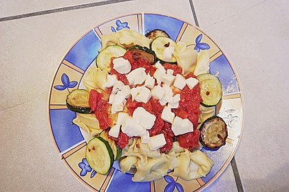 Tortellini mit gebratenen Zucchini und Mozzarella 1