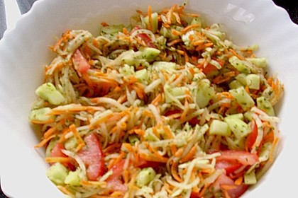 Kohlrabisalat mit Möhren, Gurken und Tomaten 13