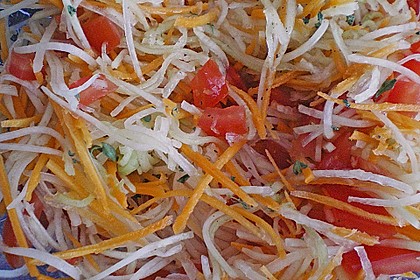 Kohlrabisalat mit Möhren, Gurken und Tomaten 6
