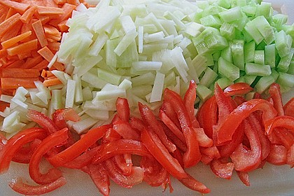 Kohlrabisalat mit Möhren, Gurken und Tomaten 10