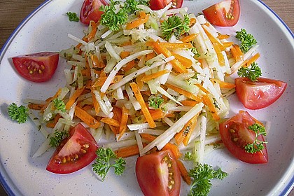 Kohlrabisalat mit Möhren, Gurken und Tomaten 1