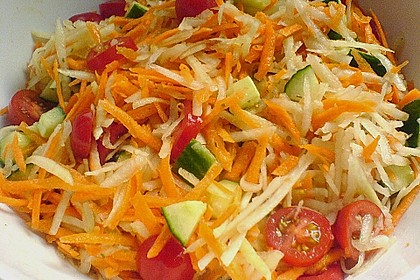 Kohlrabisalat mit Möhren, Gurken und Tomaten 8