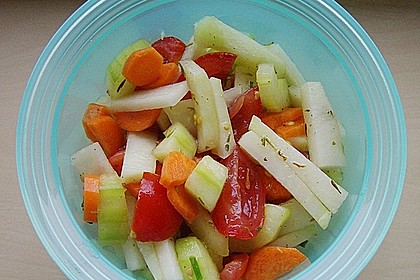 Kohlrabisalat mit Möhren, Gurken und Tomaten 11
