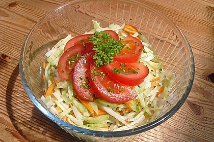 Kohlrabisalat mit Möhren, Gurken und Tomaten 5