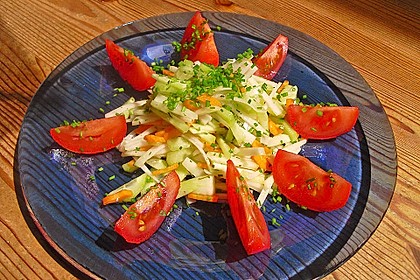 Kohlrabisalat mit Möhren, Gurken und Tomaten 4