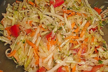 Kohlrabisalat mit Möhren, Gurken und Tomaten 7