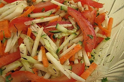 Kohlrabisalat mit Möhren, Gurken und Tomaten 9