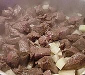 Hirschgulasch mit Preiselbeeren und Haselnusssp&auml;tzle (Bild)