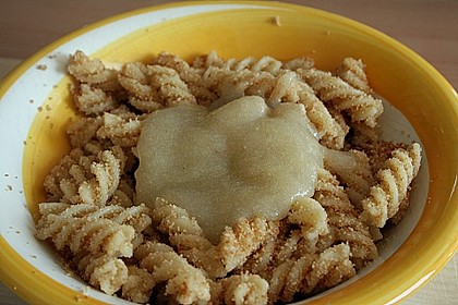Bröselnudeln mit Apfelmus 4