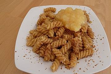 Bröselnudeln mit Apfelmus