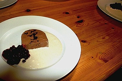 Schokoladenparfait mit Teepflaumen
