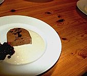 Schokoladenparfait mit Teepflaumen (Bild)