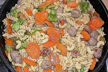 Nudelpfanne mit Br&auml;tb&auml;llchen