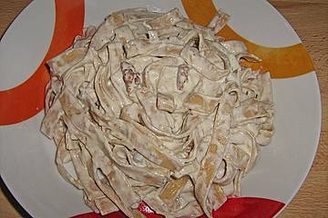 Nudeln mit einfacher Käse - Nuss - Soße
