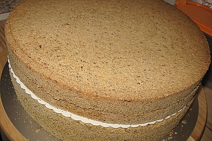 Nusstorte mit feiner Buttercreme