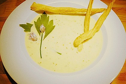 Liebst&ouml;ckelsuppe mit Bl&auml;tterteig - Locke und Schnittlauchbl&uuml;ten