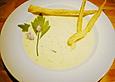 Liebst&ouml;ckelsuppe mit Bl&auml;tterteig - Locke und Schnittlauchbl&uuml;ten