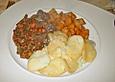 Hirschragout mit Printen - Backpflaumen Sauce und Birnenkompott