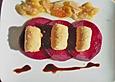 Ziegenk&auml;se - Strudelchen auf Rote Bete - Carpaccio mit Ringlo - Zwiebel - Marmelade