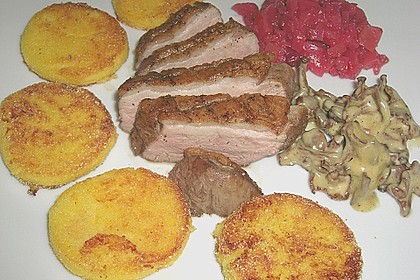 An Knoblauch und Vanille gebratene Entenbrust mit Polentataler 2