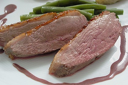 An Knoblauch und Vanille gebratene Entenbrust mit Polentataler 3