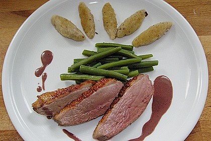 An Knoblauch und Vanille gebratene Entenbrust mit Polentataler 4