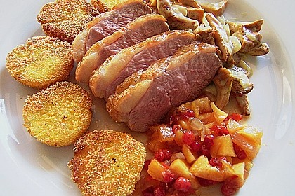 An Knoblauch und Vanille gebratene Entenbrust mit Polentataler