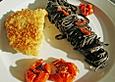 Steinbei&szlig;er in Panko - Panade, versch&auml;rfter Sepia - Linguine und karamellisierten Tomaten