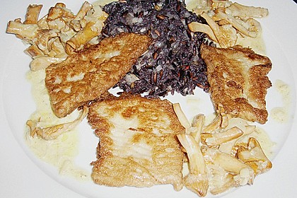 Karpfenfilet in der Eih&uuml;lle, Gew&uuml;rzreis und Pfifferlinge