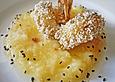 Riesengarnele im Pop - Amaranthmantel auf einer Apfel - Chili - Limonensalsa