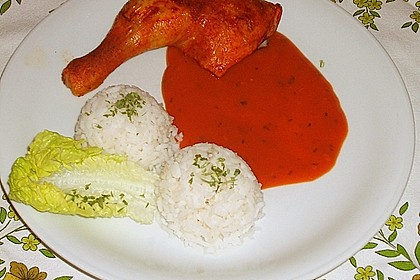 H&auml;hnchenkeulen auf Tomatenso&szlig;e und Reis