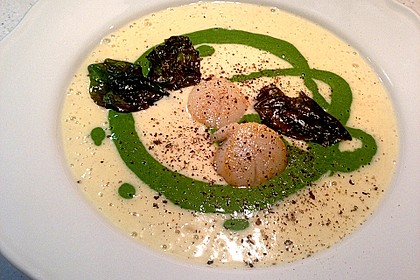 Petersilienwurzel - Suppe mit Spinatschaum, Jakobsmuscheln und frittiertem Spinat 1