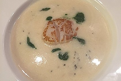 Petersilienwurzel - Suppe mit Spinatschaum, Jakobsmuscheln und frittiertem Spinat 3