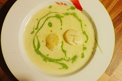 Petersilienwurzel - Suppe mit Spinatschaum, Jakobsmuscheln und frittiertem Spinat 4
