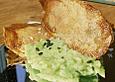Gef&uuml;llte Chips auf Avocado - Creme