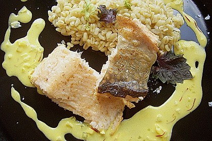 Auf der Haut gebratenes Saiblingsfilet mit Stangensellerie - Zartweizen - Risotto und Safran - Limetten - Sauce