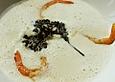 Schaumsuppe vom frischen Knoblauch mit Crevetten und Perilla - Tempura