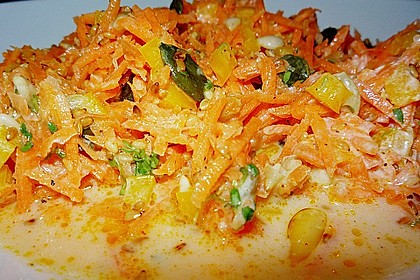 Scharfer Karottensalat mit Joghurt und ger&ouml;steten Kernen