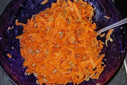 Scharfer Karottensalat mit Joghurt und ger&ouml;steten Kernen 2
