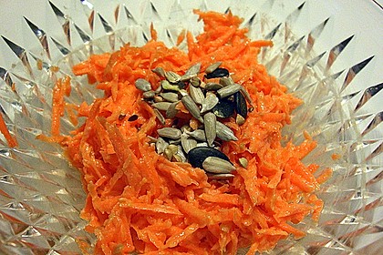 Scharfer Karottensalat mit Joghurt und ger&ouml;steten Kernen 3