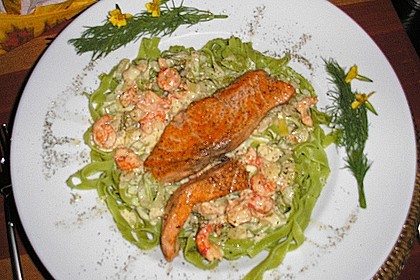 Lachsfilet auf Nudelbett, mit Honig - Senf - Dill - Sauce und Flu&szlig;krebsschw&auml;nzen