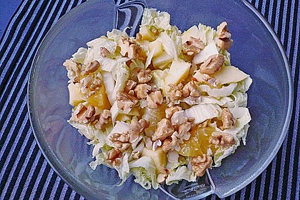 Herbstlicher Salat vom Chinakohl mit &Auml;pfeln und Waln&uuml;ssen