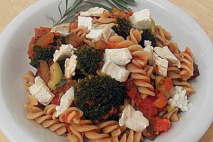 Mediterrane Pasta - Pfanne mit Gem&uuml;se und Ziegenk&auml;se