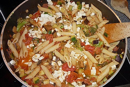Mediterrane Pasta - Pfanne mit Gem&uuml;se und Ziegenk&auml;se 3