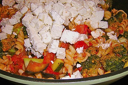 Mediterrane Pasta - Pfanne mit Gem&uuml;se und Ziegenk&auml;se 11