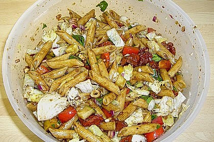 Italienischer Nudelsalat mit Rucola und getrockneten Tomaten 2