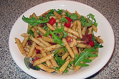 Italienischer Nudelsalat mit Rucola und getrockneten Tomaten 3