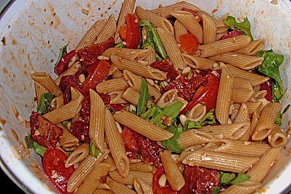 Italienischer Nudelsalat mit Rucola und getrockneten Tomaten 4